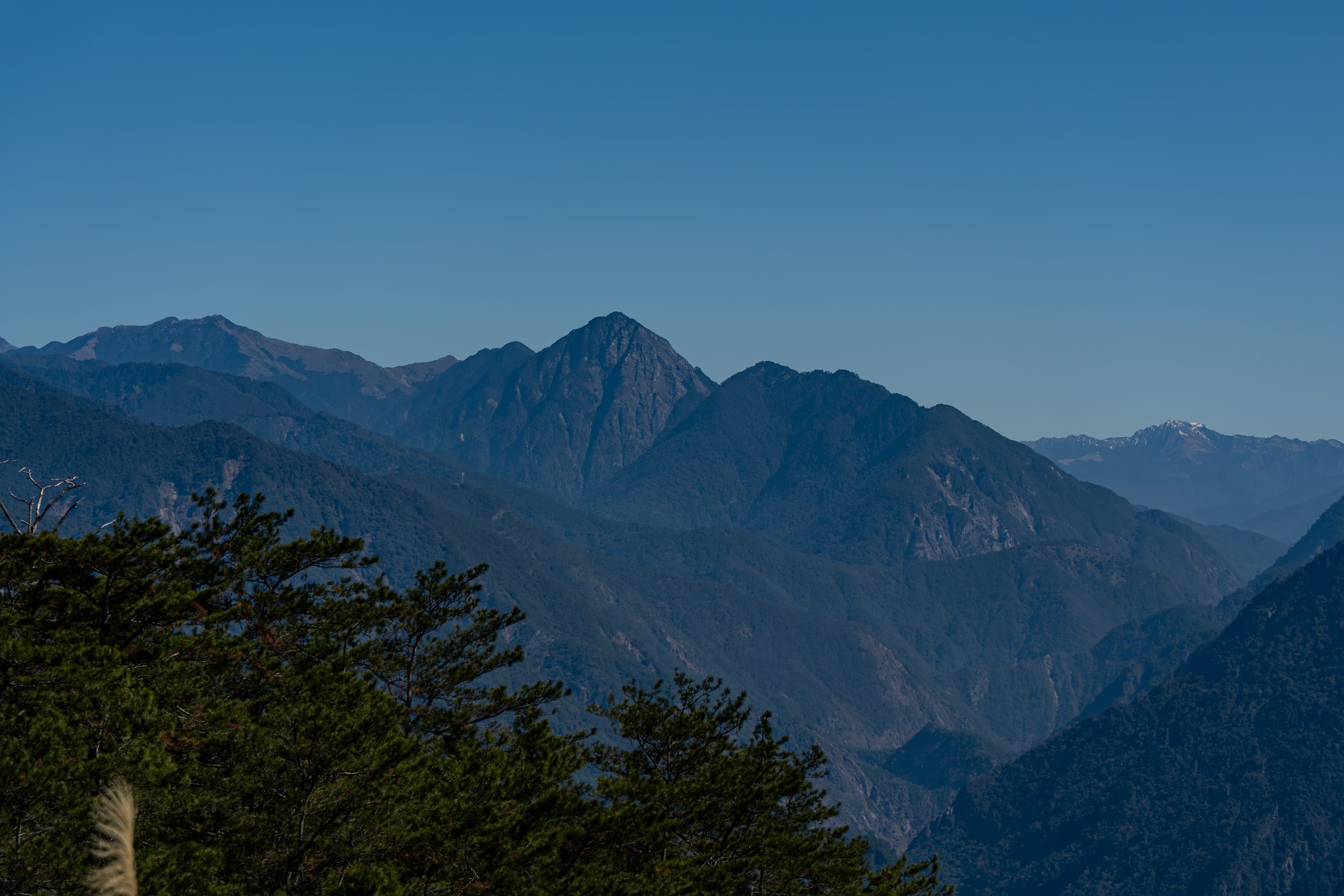 東卯山望劍山